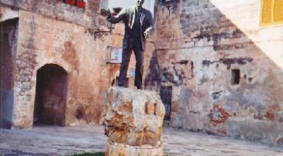 Tricase - piazza Antonio Dell'Abate - Statua di Don Tonino Bello